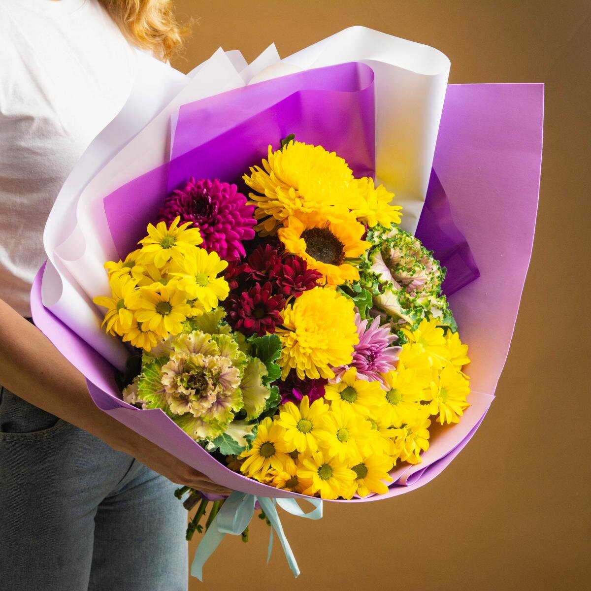 Яркий букет с 11 жёлтыми хризантемами