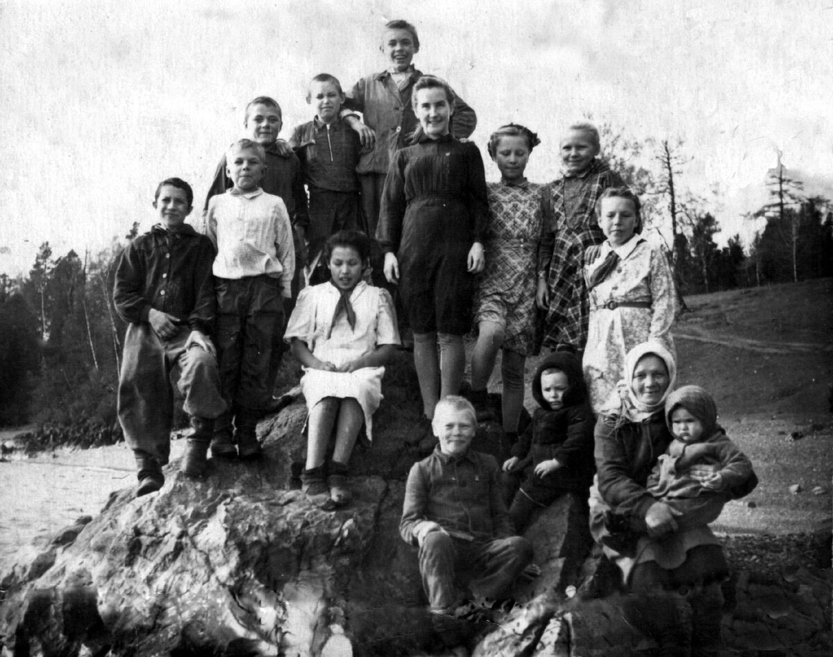 5 класс Яйлинской школы, 1952 г. Впереди: Вася Ермолаев, мать учителя физкультуры с внуками; средний ряд: Юря Головин, Петя Деменёв, Тоня Чичиканова, Зуйкова Светлана Ивановна - учитель русского языка и литературы, Лена Жукова, Рая Шмырина (племянница А.Г.Зиновьевой), Тамара Рачкина; сзади: Гоша Деменёв, Петя Санаров и Лёня Ермолаев. Фото из архива Т.Д. Рачкиной.