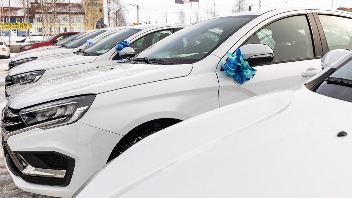    Ещё двое югорчан получили выигранные автомобили