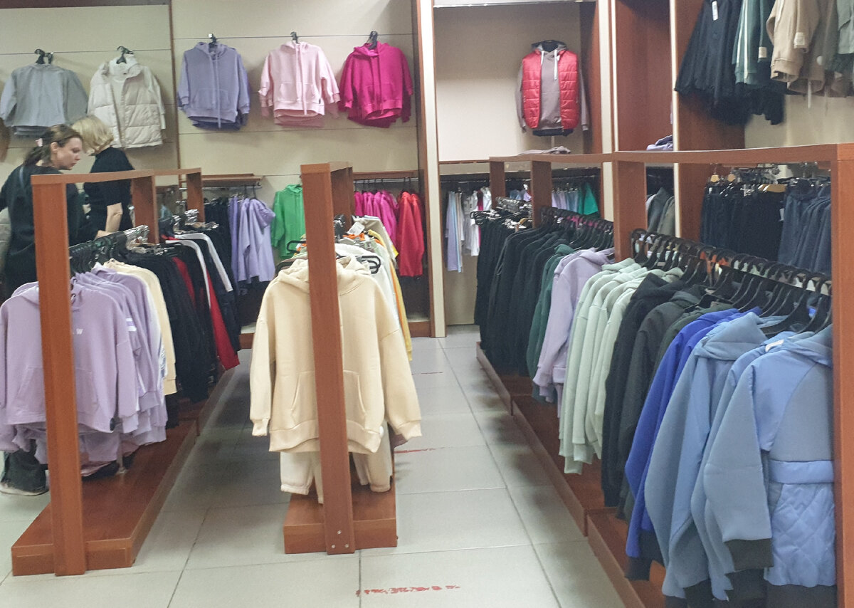 В фирменном магазине при фабрике