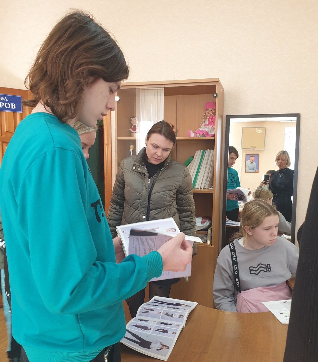 Начали мы с отдела кадров, где познакомились с рекламными брошюрами фабрики, каталогами.