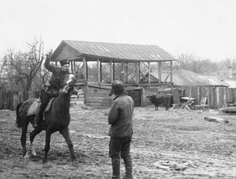 Пленного красноармейка рубят шашкой забавы ради