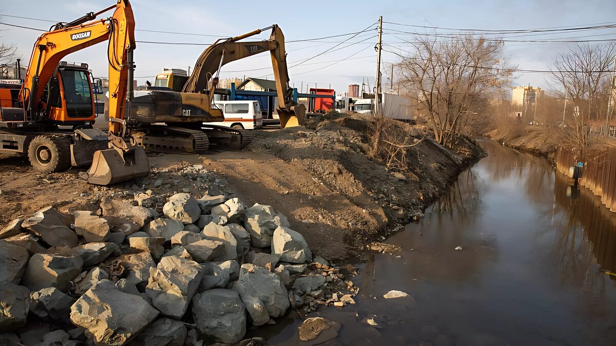     Во Владивостоке спецтехника расчищает участок водостока от Второй Речки до Амурского залива. Мэр Константин Шестаков сообщил, что это только начало пути — в будущем 5-километровый коллектор ждет капитальный ремонт.