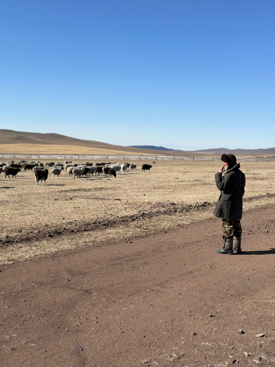 На входе в Анинский дацан