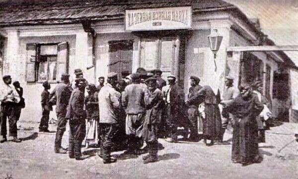 Очередь за спиртным возле казенной винной лавки в Российской империи. Фото из открытых источников