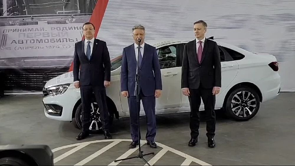 Максим Соколов сообщает о выпуске очередного миллионного автомобиля 