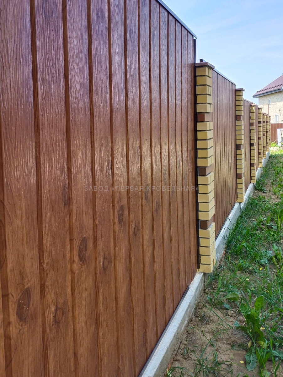Забор из сайдинга Брус, тиснение Короед с покрытием под дерево Золотой орех 3D