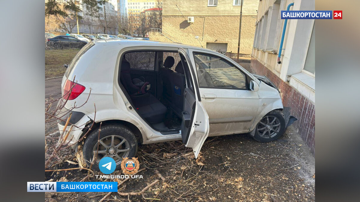    В Уфе на улице Мингажева девушка за рулем иномарки врезалась в здание: 2-летний ребенок получил ушибы