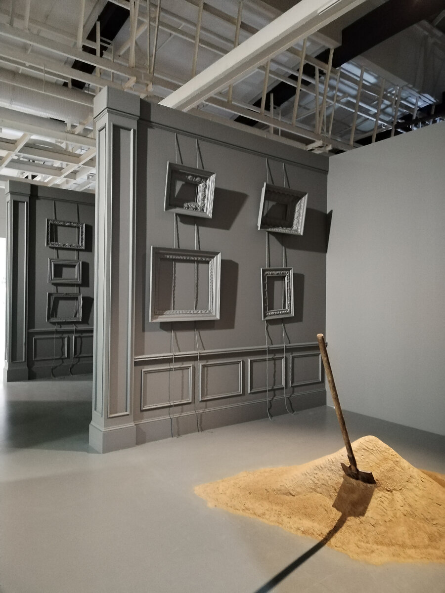 Так выглядели многие опустевшие залы Эрмитажа