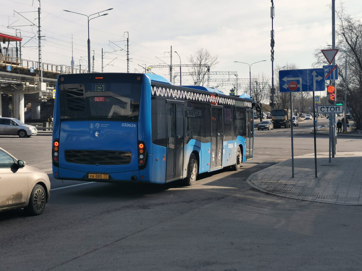 Фотовыстрел в спину. Автобус 030676 НефАЗ-5299-40-52 на маршруте № 194. Филиал Северо-Восточный вышел на этот маршрут какое-то время назад, чтобы филиал Северо-Западный (бывший 11 автобусный парк) сумел обосноваться в Строгино и Тушино. Локомотивный проезд.