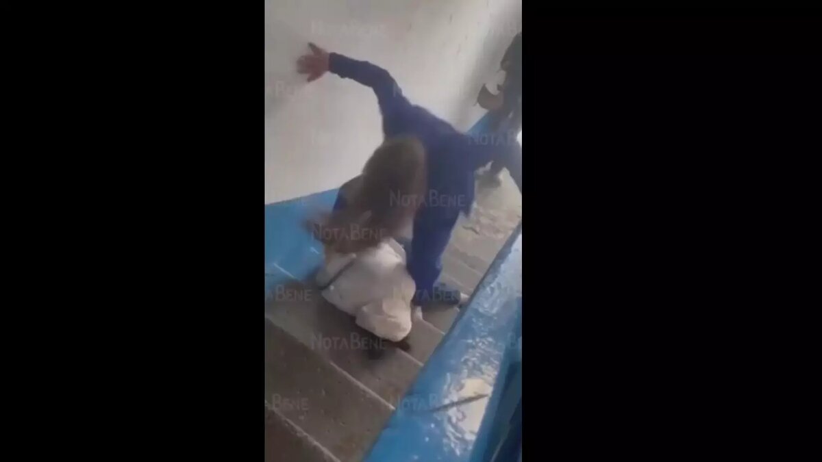     В Вершине Тёи 13-летняя школьница жестко избила в подъезде 16-летнюю девушку, сообщает МВД по Хакасии.