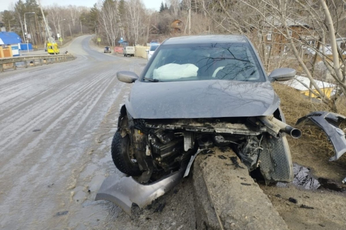    Водитель иномарки въехала в ограждение моста через реку Басандайку в Томске