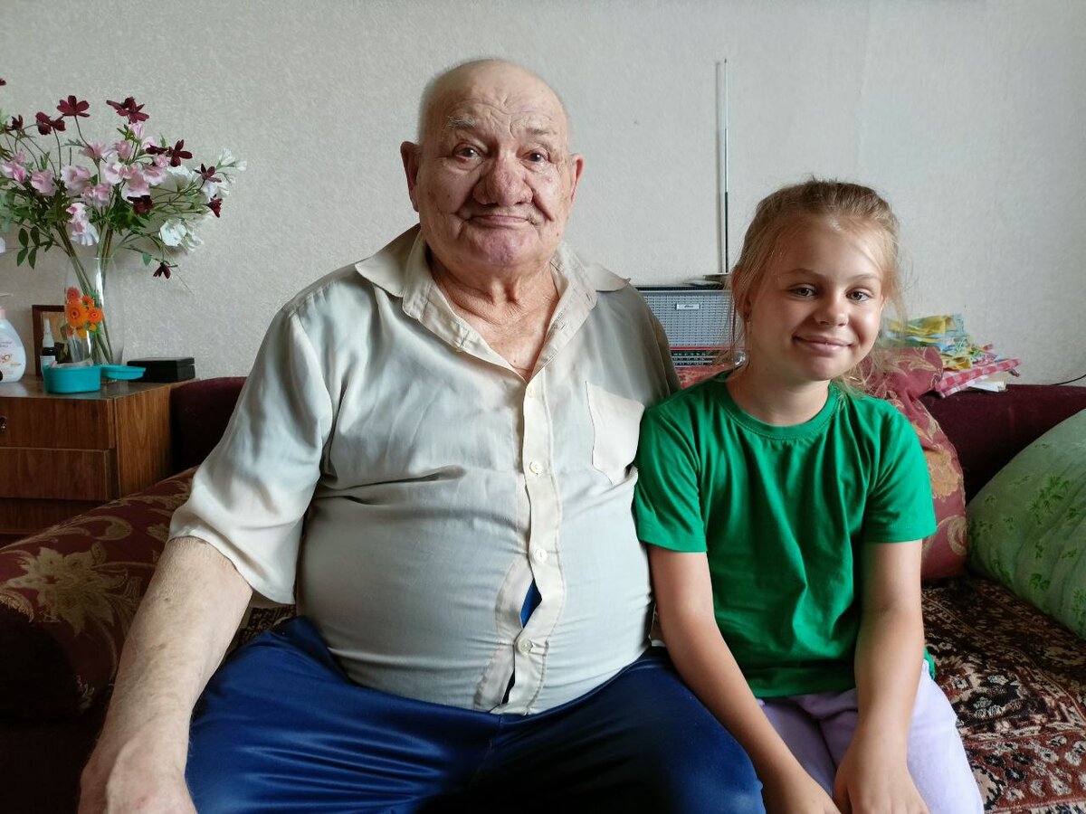 Емельянов Александр Федорович с правнучкой. Из личного архива