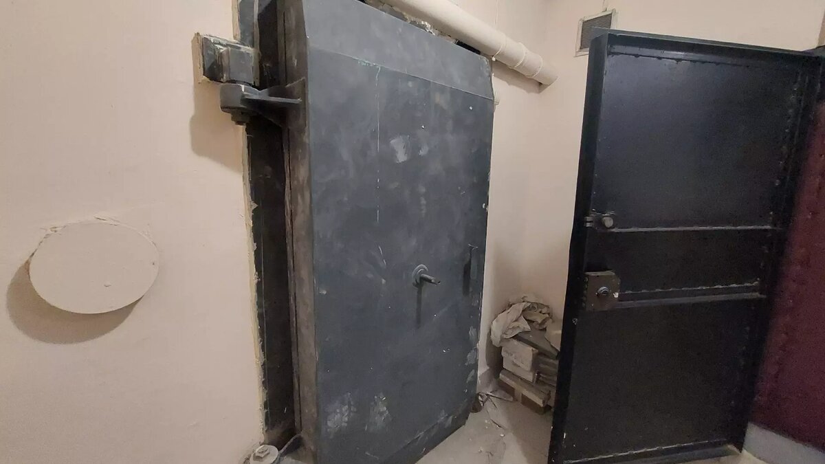     В прошлом году власти Нижнего Новгорода заключили ряд контрактов на ремонт бомбоубежищ. NewsNN проверил, как выполнены работы. Спойлер: оказалось, что часть договоров вообще была расторгнута.