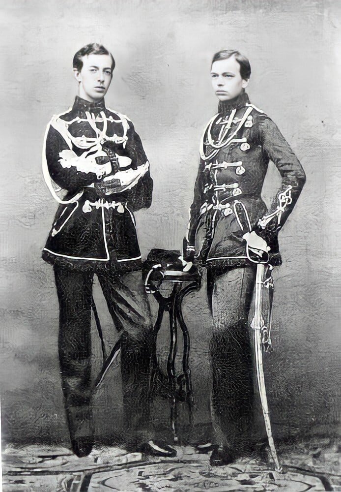 Наследник Николай (Никса) и Саша Романов (справа).