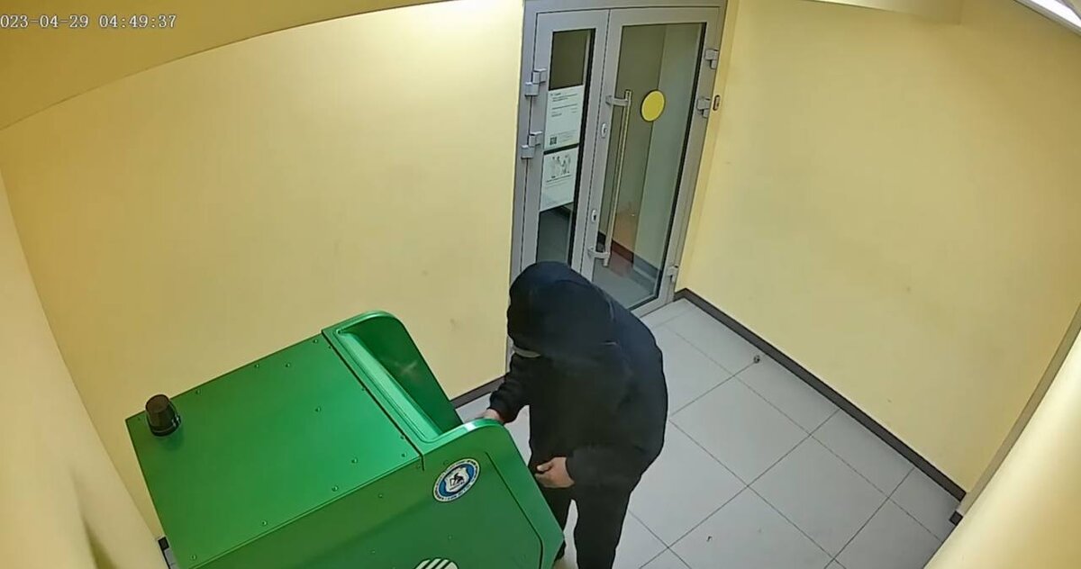 Злоумышленники выводят деньги с карт потерпевших. Фото: СУ СК по Краснодарскому краю