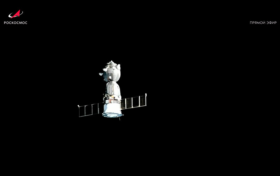    Скриншот: "Трансляция расстыковки корабля «Союз МС-24» и МКС / YouTube