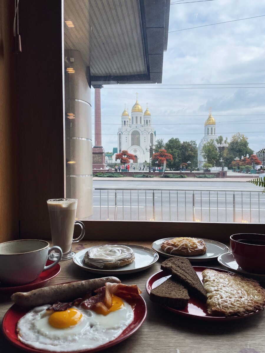 Если от локальных блюд разбегаются глаза, можно остановиться на привычных решениях для завтрака. Фото: Ксения Максимова