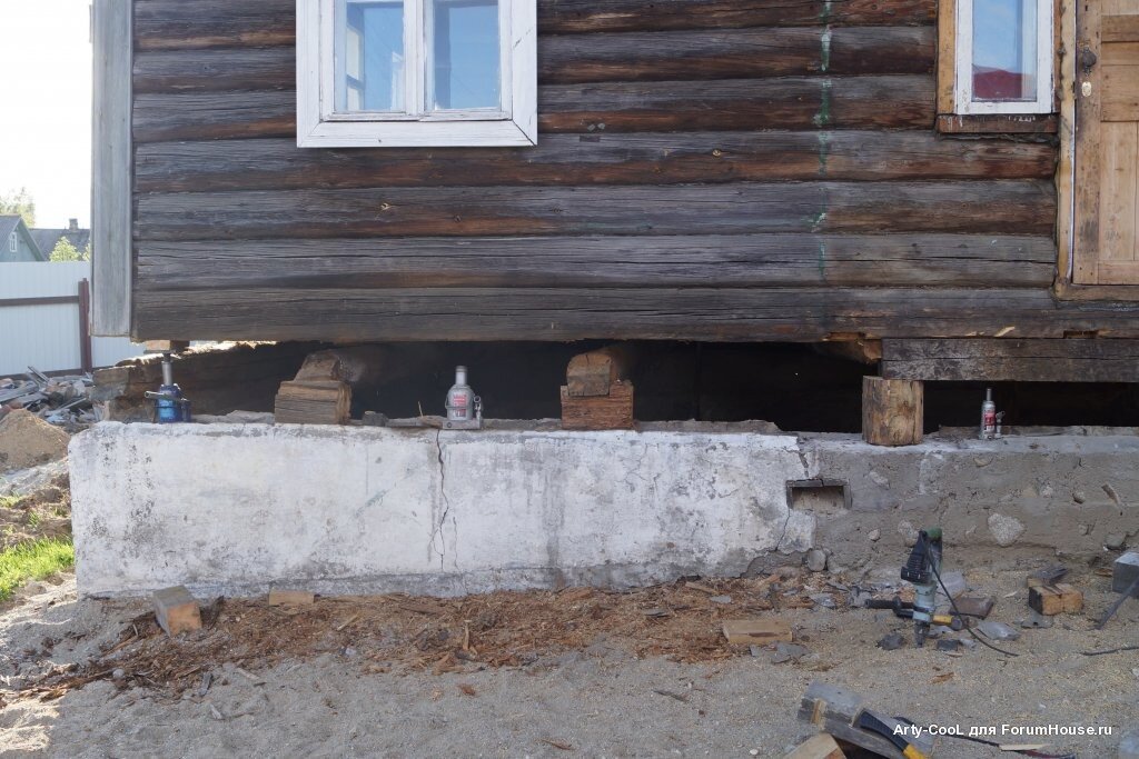 При ремонте фундамента сам дом поднимают на сваи, поэтому жить в нем в это время не получится