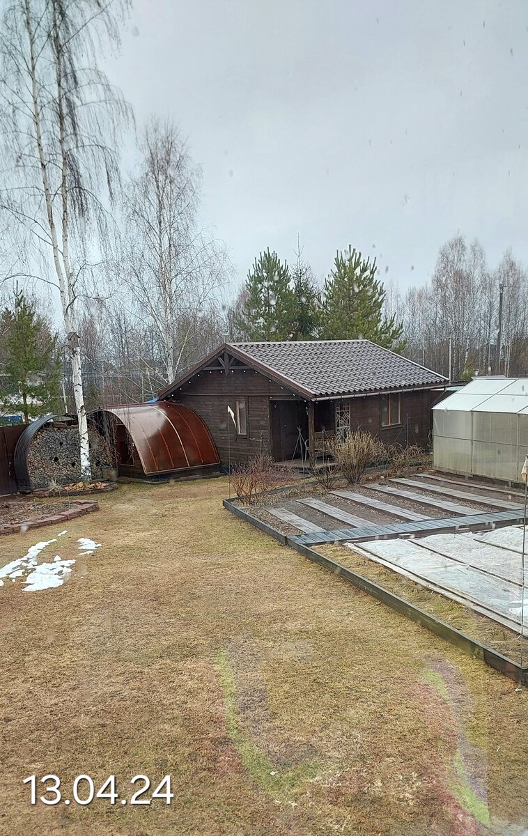 Через пару дней даже на грядках, куда я снег подбрасывала, всё растаяло.