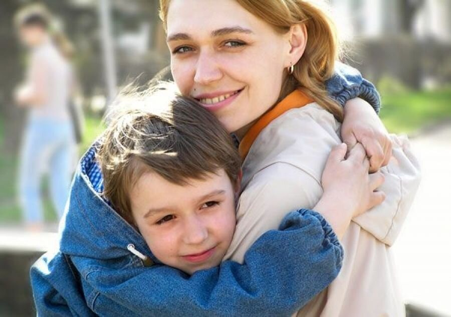 Мать с родным сыном настоящие. Женщина с ребенком. Мать с ребенком. Обычная женщина с детьми. Обычный ребенок.