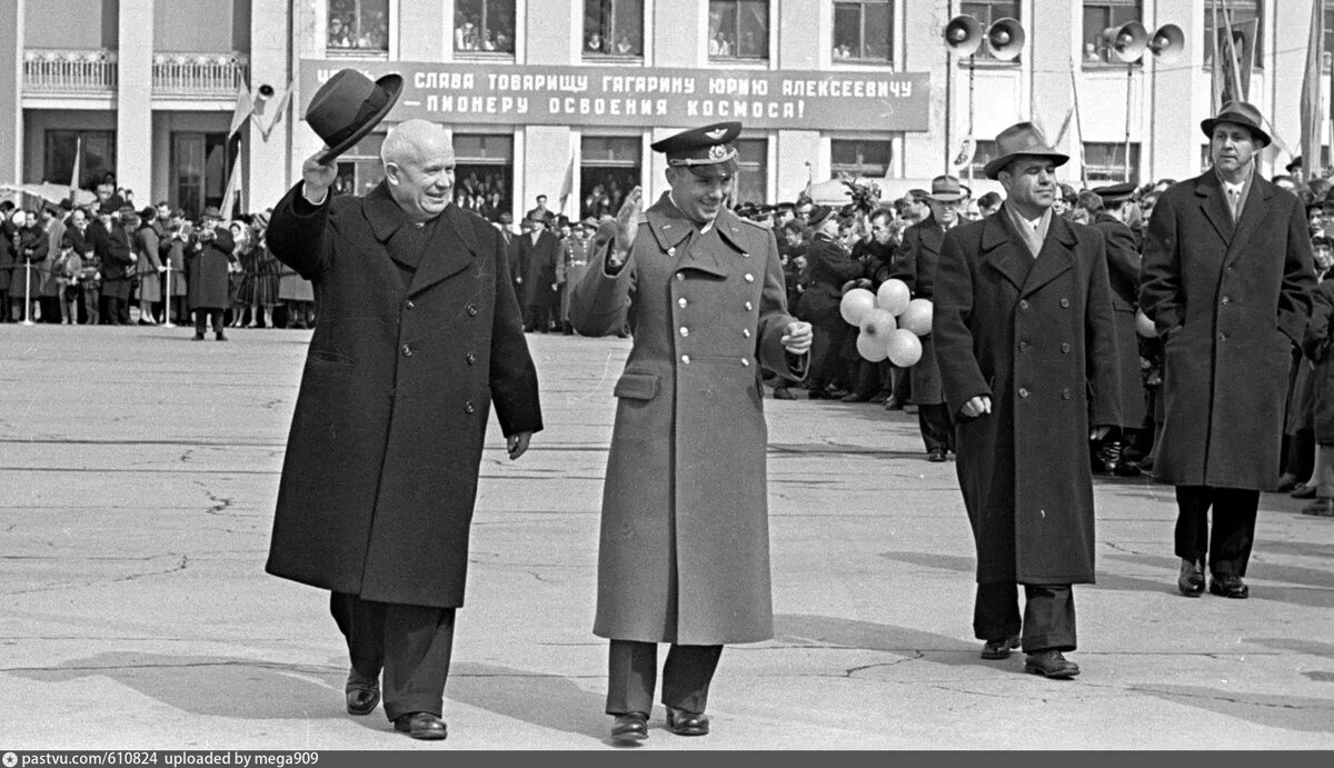 Встреча Ю.А. Гагарина в аэропорту "Внуково" 14 апреля 1961 года. Фото С. Смирнова, с сайта www.pastvu.com.