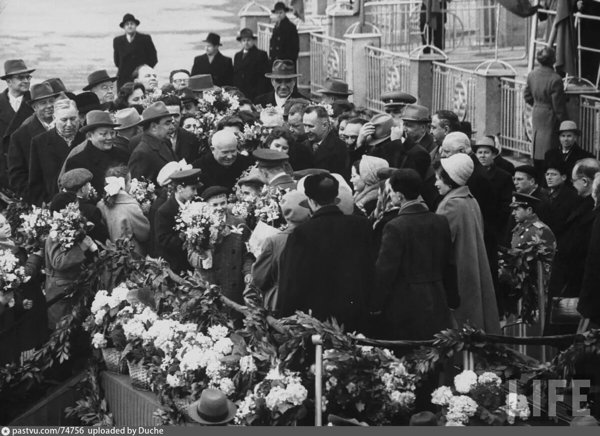 Первые лица государства встречают Гагарина в аэропорту "Внуково", 14 апреля 1961 года. С сайта www.pastvu.com.