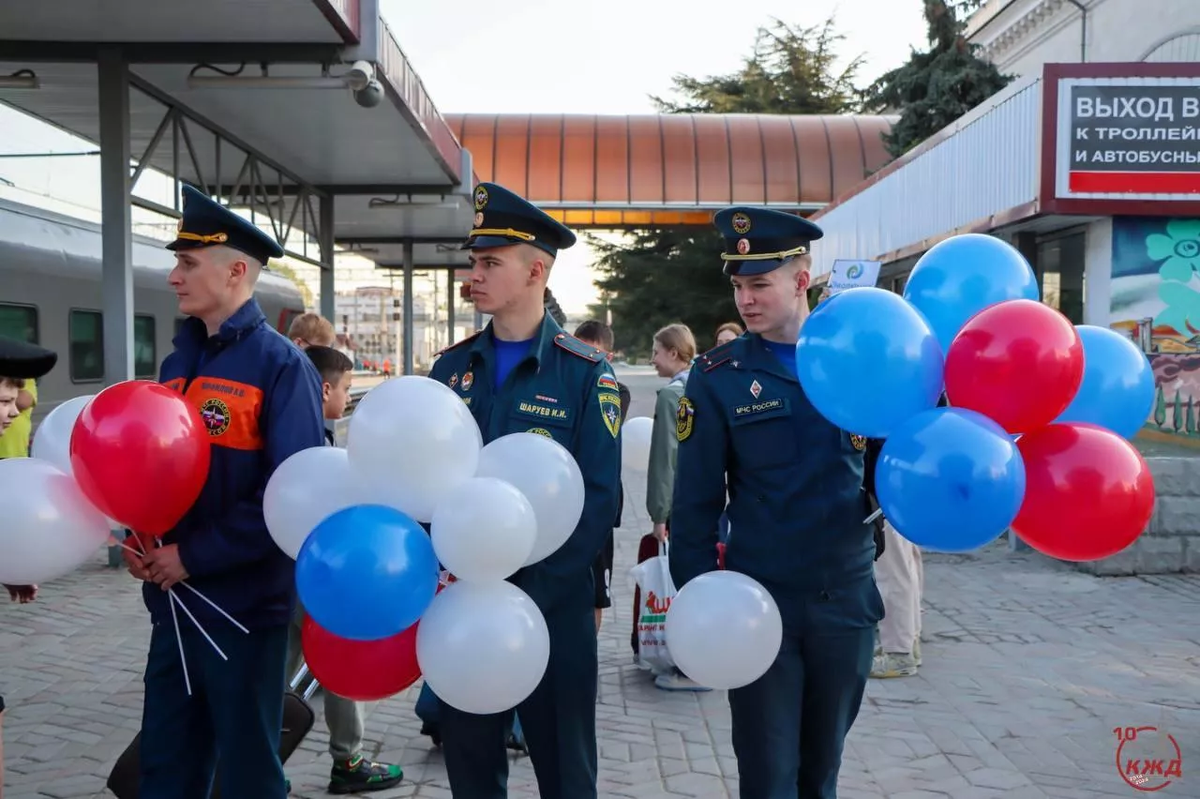 Встреча детей из Белгорода на железнодорожном вокзале в Симферополе