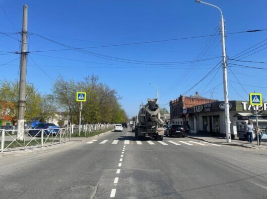    В Новочеркасске на Баклановском проспекте автомобилист наехал на пешеходов на тротуаре // пресс-служба областной госавтоинспекции