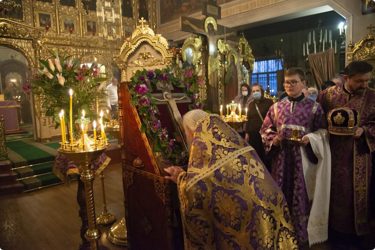 Третье воскресенье великого поста. Неделя 3-я Великого поста, Крестопоклонная. Вынос Креста в Великий пост. 3 Неделя Великого поста Крестопоклонная. Что такое в храме вынос Креста.