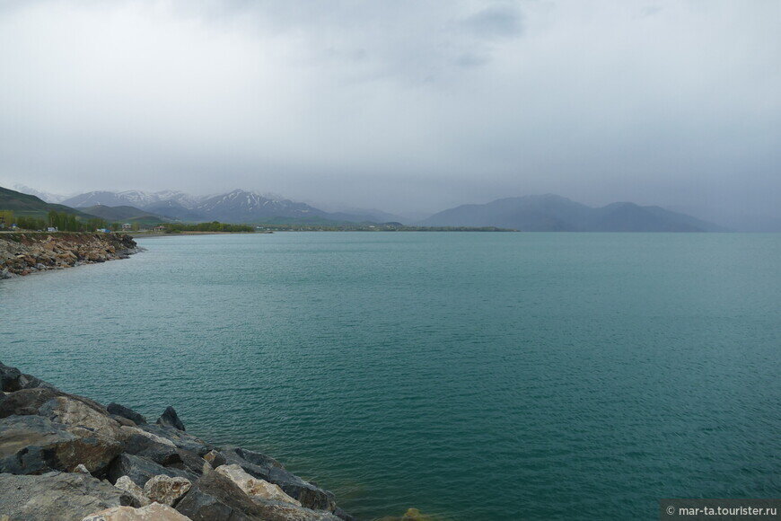 Слева плещутся бирюзовые воды озера Ван © Мар-та
