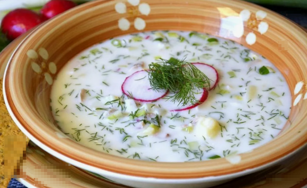 Окрошка на майонезе и воде с уксусом. Индекс окрошки. Пензенская окрошка рекорд. Блюдо похожее на окрошку, составляющие обжаренная рыба, репчатый лук.