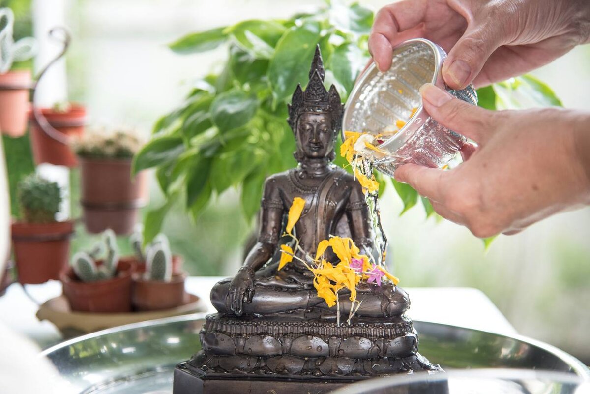Ароматная вода, которую тайцы льют на священные изображения Будды в храмах