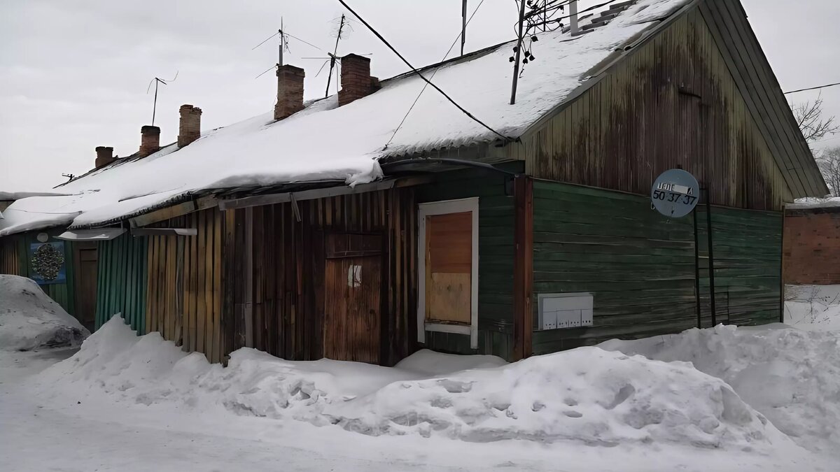     Здание признали аварийным еще в прошлом году, а расселить жильцов собирались к 2025 году. Однако такое решение не устроило прокуратуру. В здании уже обрушился потолок, а износ составил 72%.
