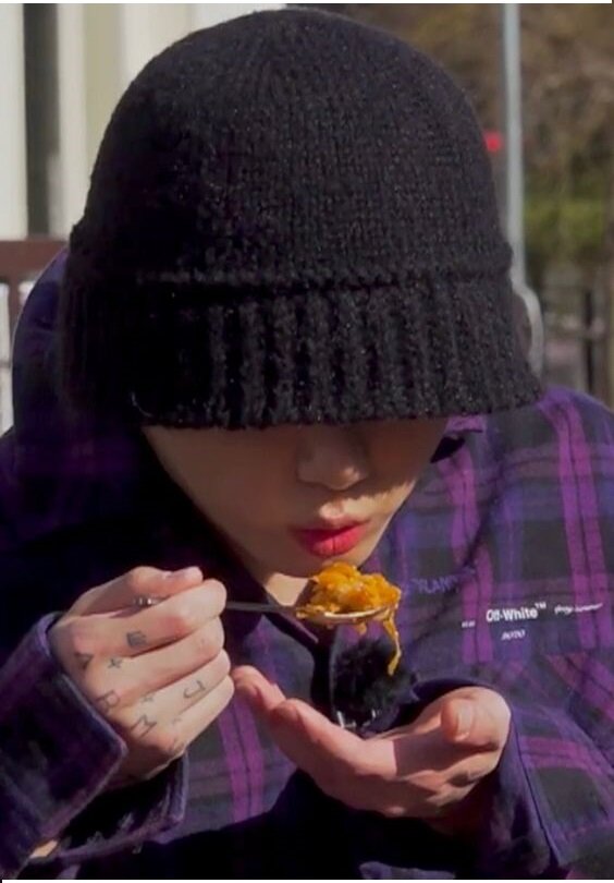 Смотрите ... как Гуки нежен и аккуратен с едой ...