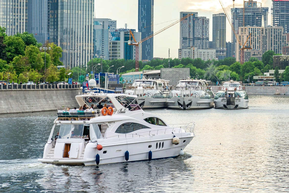 Яхта Majesty 66 в Москве у гостиницы Украина