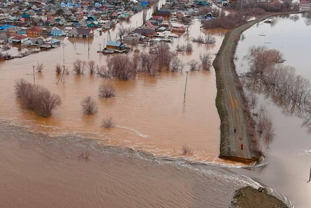    Дамба в Орске, которая не удержала напор воды и разрушилась Фото: @ Фото: Соцсети