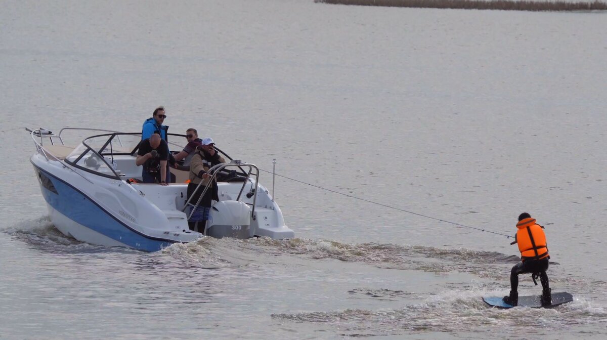 Velvette 24 Euphoria - практичный и безупречно стильный катер. Создан для идеального семейного отдыха.