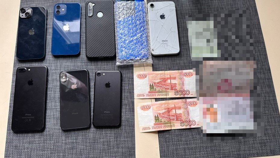    Найденные при обыске телефоны Автор фото: ГУ МВД по Петербургу