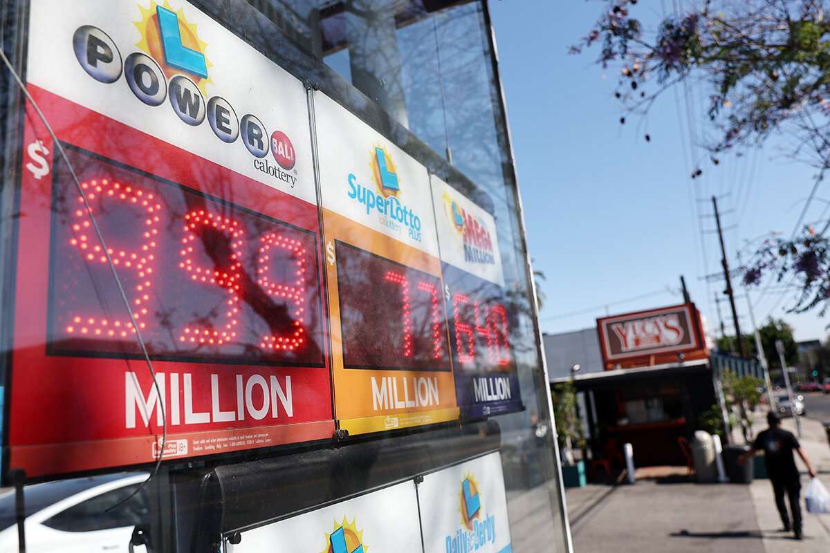 Mario Tama / Getty Images📷Стенды лотереи Powerball в Лос-Анджелесе