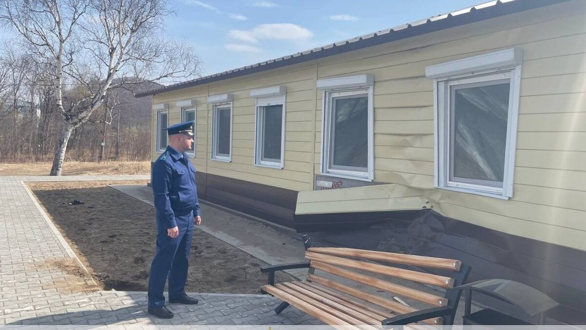     В поселке Терней пьяный водитель, управляя автомобилем, врезался в здание амбулатории. Прокуратура проводит проверку.