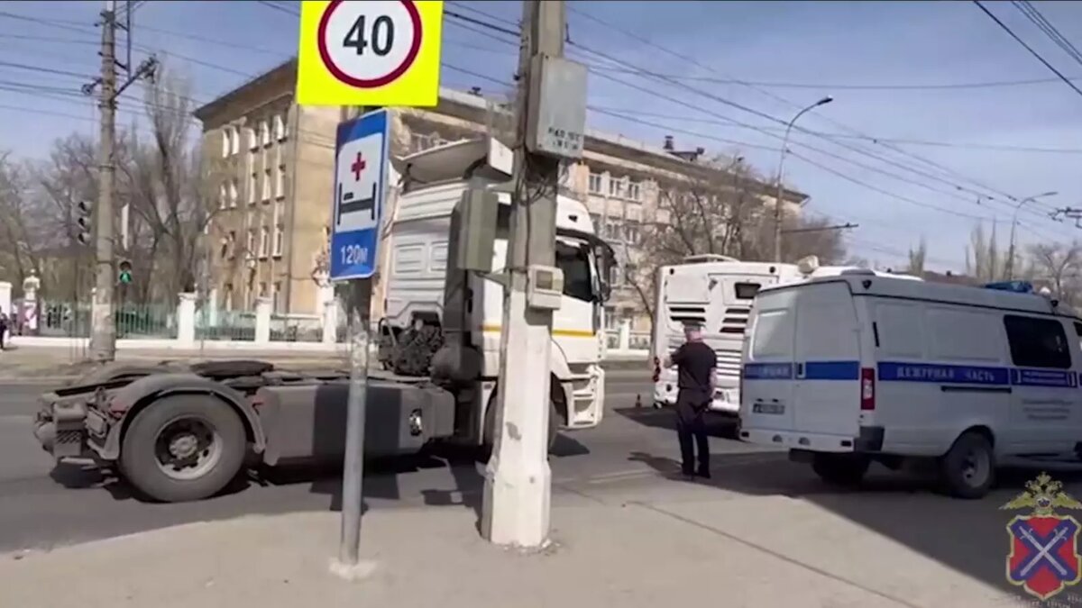     Водитель Renault Duster снес четырех подростков на пешеходном переходе в Тракторозаводском районе Волгограда, сообщает региональное ГУ МВД.