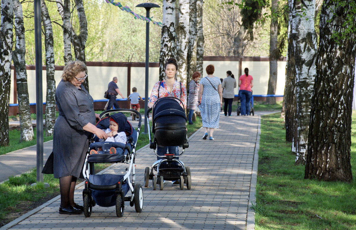 После рождения ребенка не все пары вступают в официальный брак, и статистика считает, что в таком случае и семей никаких тут нет. Alexander Legky/Global Look Press 