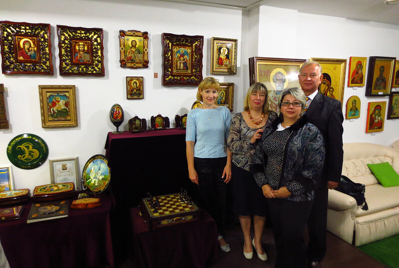 Выставка икон в нашей Арт-галерее (я слева)