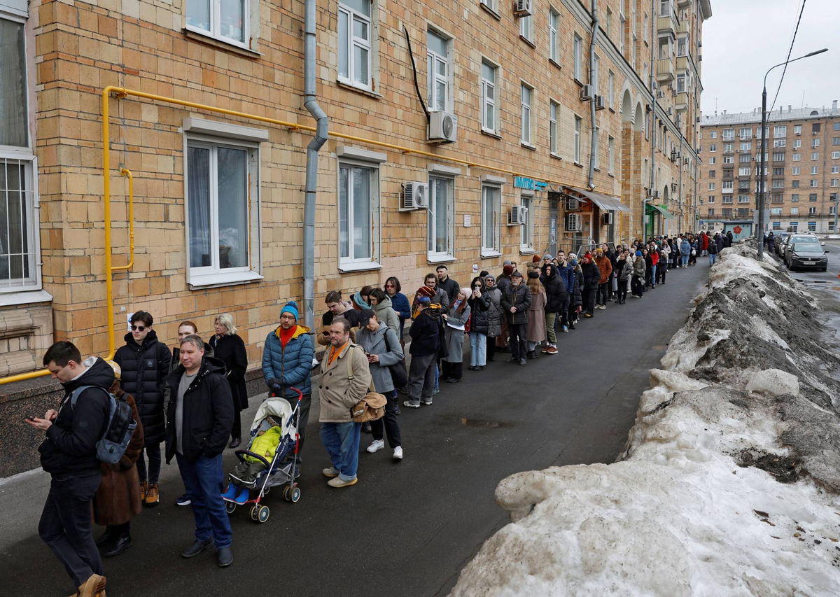 Граждане выстраиваются в очередь на избирательный участок в последний день президентских выборов в Москве (Рейтер)