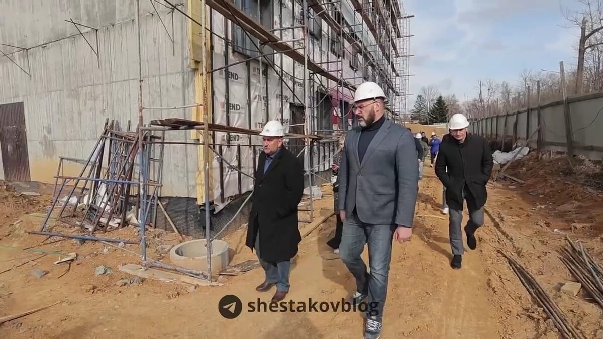     Глава Владивостока Константин Шестаков держит на личном контроле ход работ по строительству сразу двух поликлиник в поселке Трудовое. Детскую строители закончат уже этой весной, а взрослую достроят в начале 2025 года.