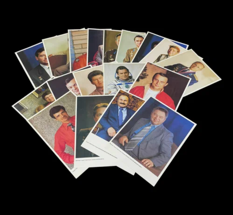 Точно такой же набор открыток с космонавтами