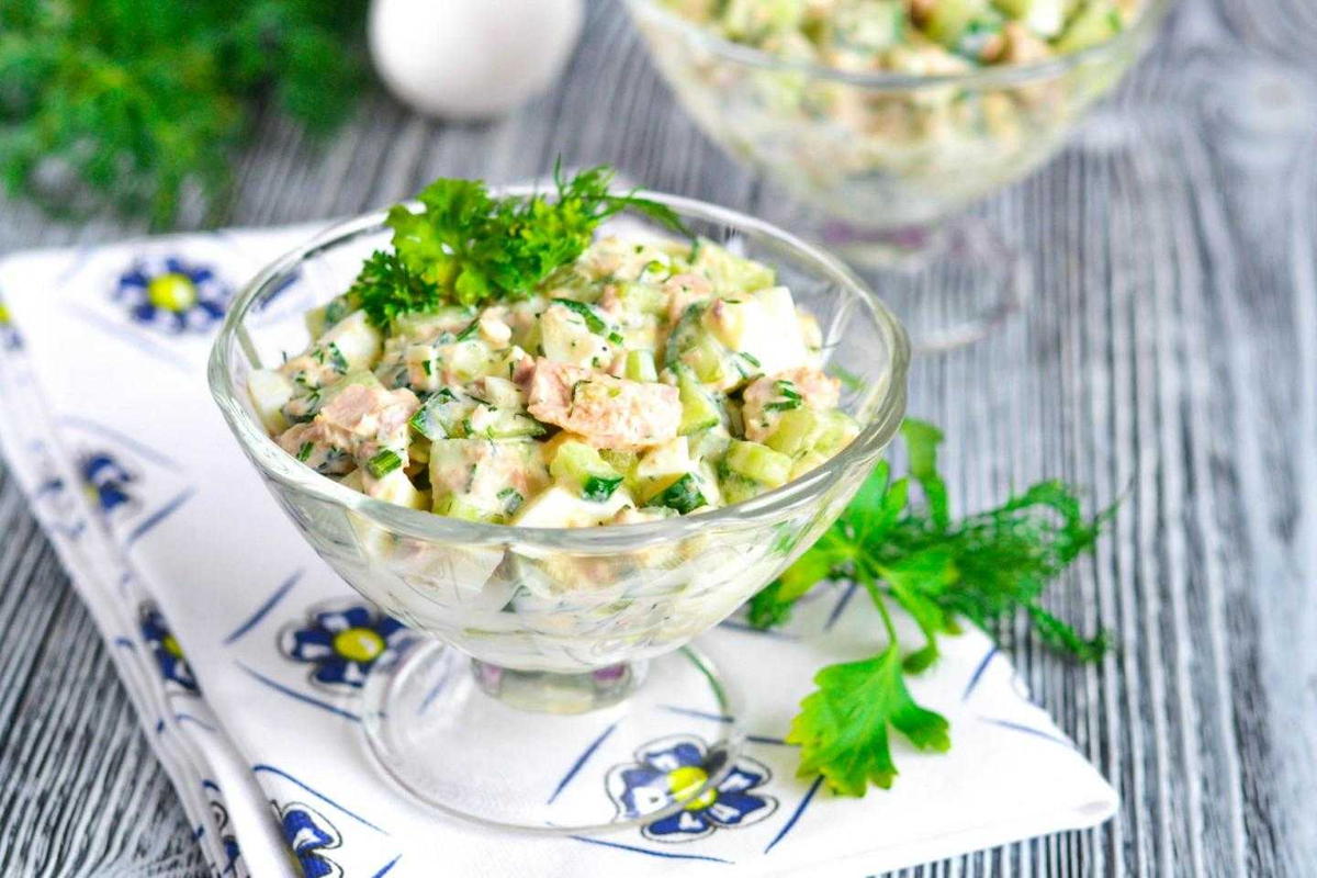Салат. Салат с тунцом. Салат из тунца с яйцом. Салат с тунцом и огурцом.