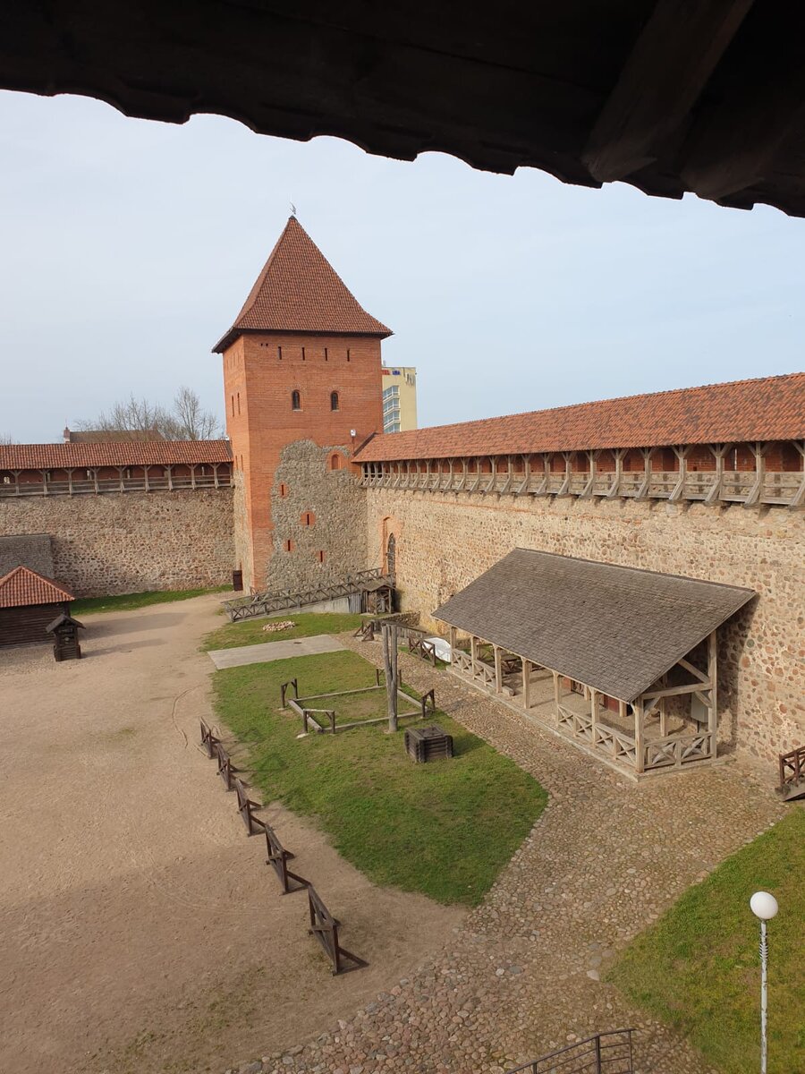 Вид с боевого хода внутри замка