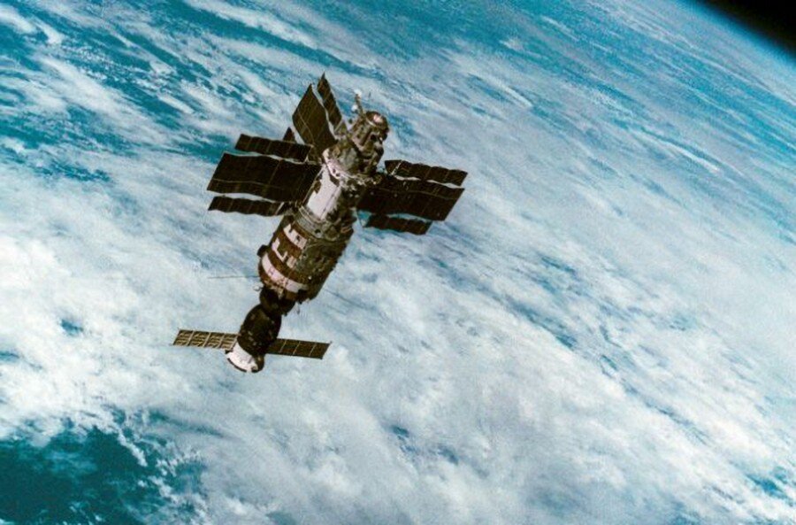    Станция «Союз-7» с кораблем «Союз Т-14». Фото сделано с корабля «Союз Т-13″/ В. Джанибеков и Г. Гречко/ РИА Новости